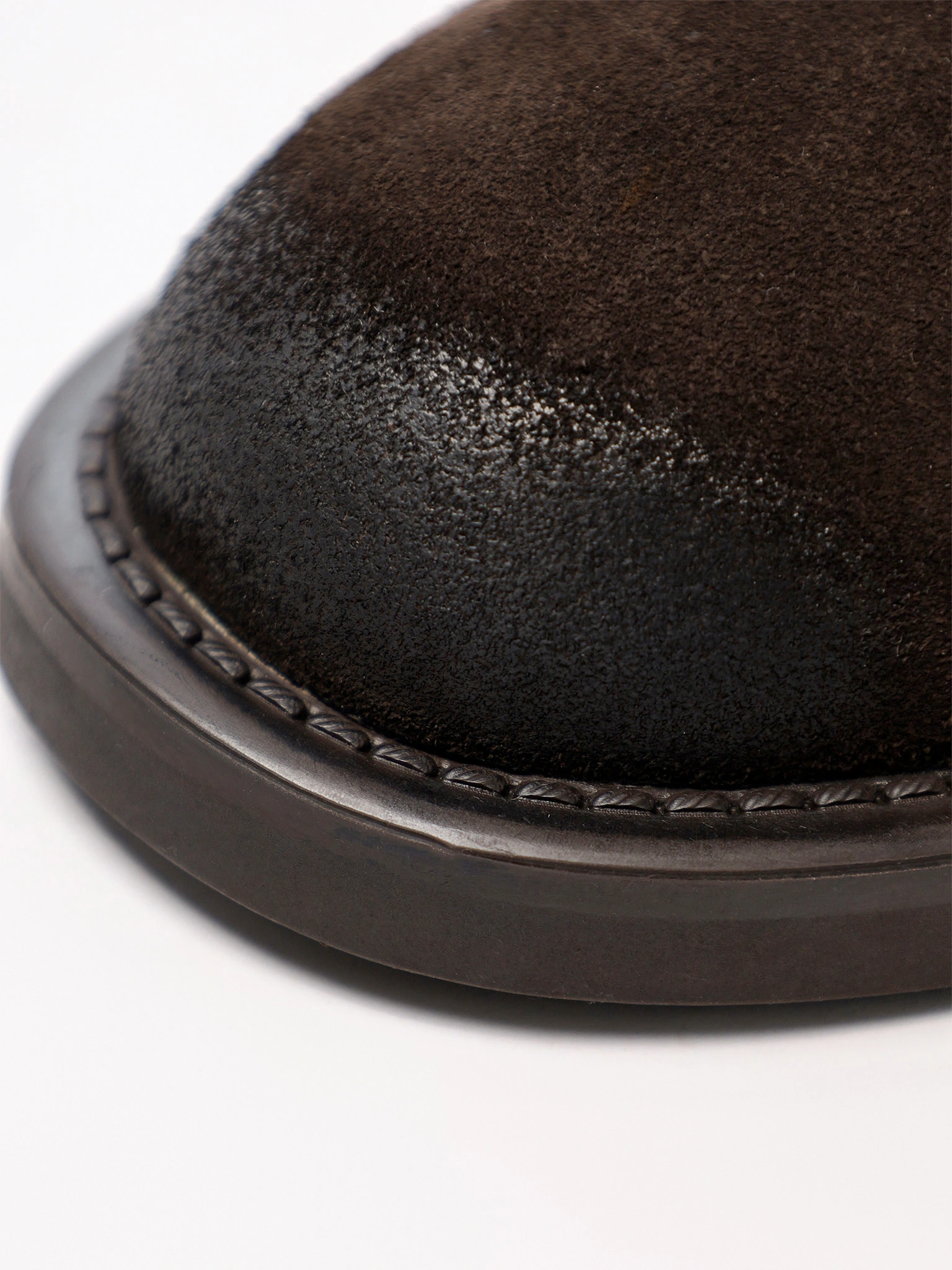 Ботфорты темно-коричневого цвета на низком каблуке